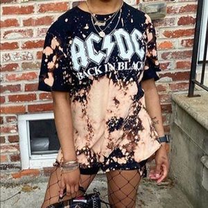 Loose fitted tee with minimal stretch.